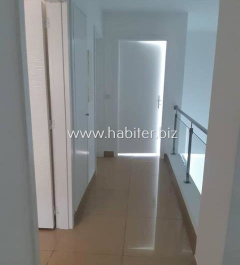 Duplex pieds dans l’eau à louer sur la Corniche Ouest