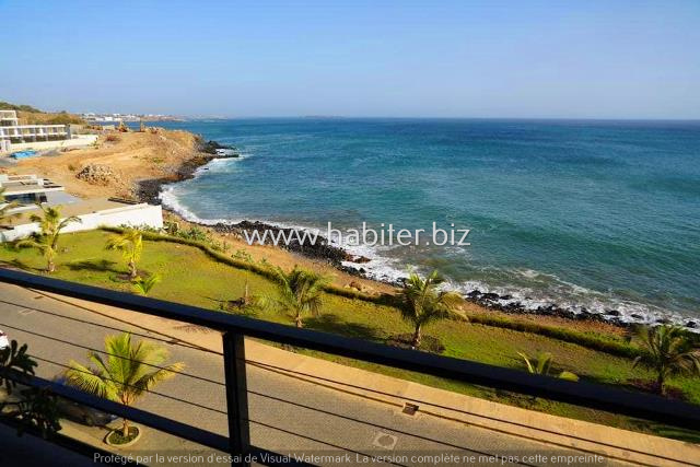 Duplex pieds dans l’eau à louer sur la Corniche Ouest
