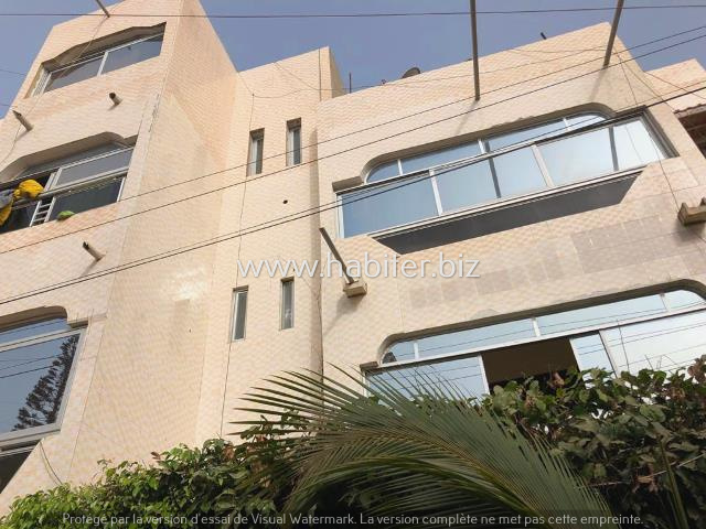 Villa R+2 à modifier ou à démolir à vendre aux HLM grand yoff