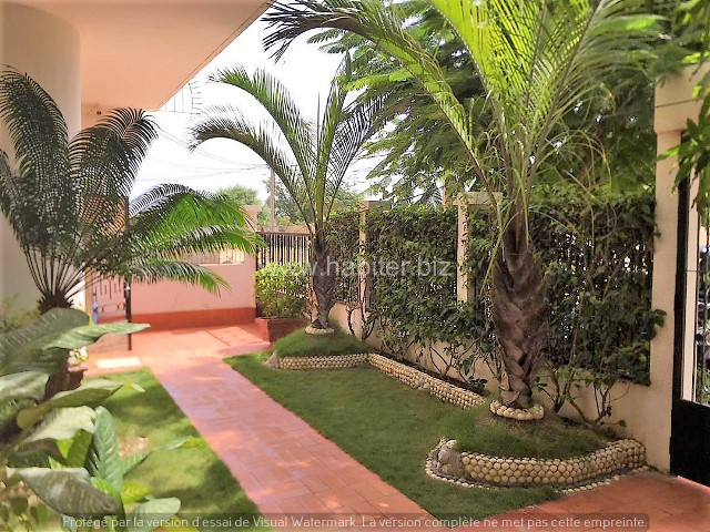 Très belle villa R+2 à louer aux Mamelles