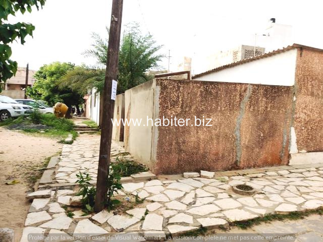 Villa d’angle de 180m2 à vendre à la Sicap amitié 3