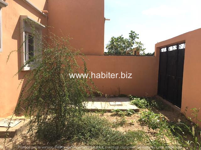 Villa R+1 de 178m2 à vendre à Ndiakhirat