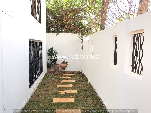 Villa R+1 à louer aux Almadies