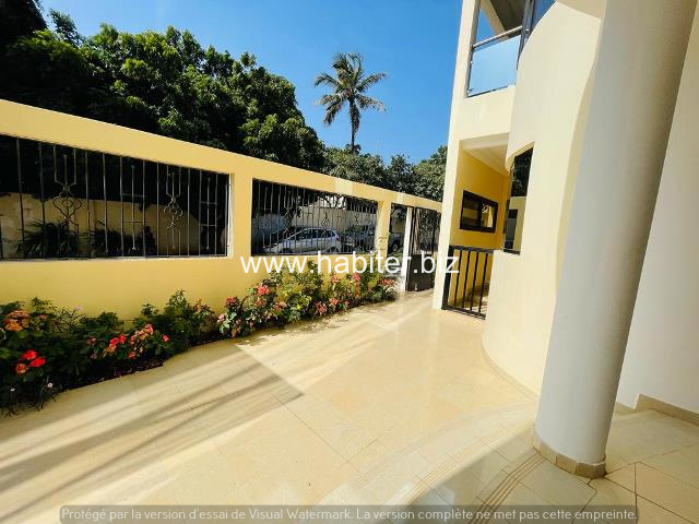 Appartement 240m2 à louer au Point E