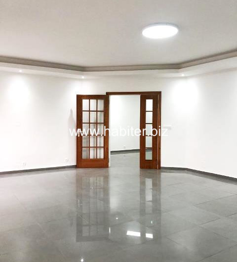 Appartement en rénovation à louer au Point E