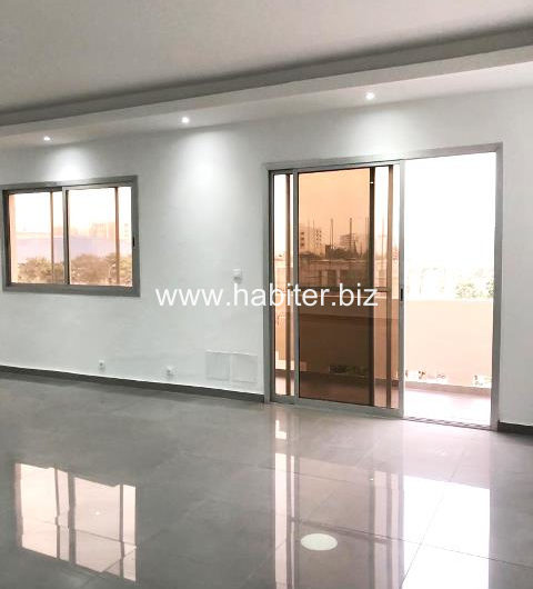 Appartement en rénovation à louer au Point E