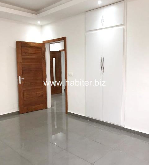 Appartement en rénovation à louer au Point E