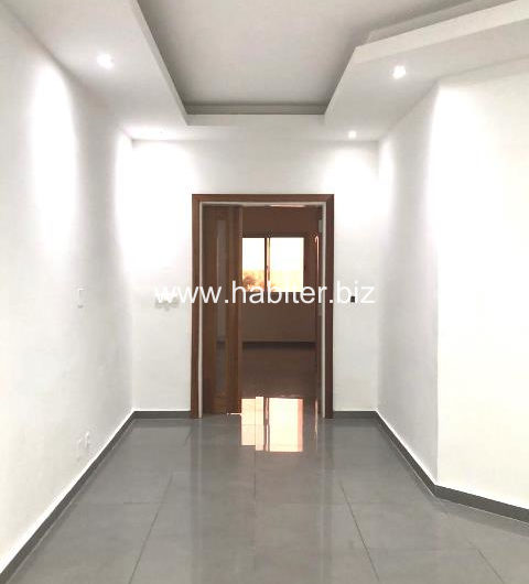 Appartement en rénovation à louer au Point E