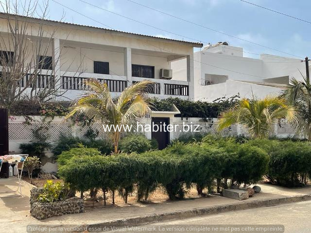 Villa R+1 à vendre à la cité Djily MBAYE