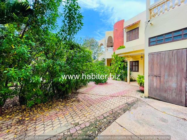Villa R+1 contemporaine à louer aux Almadies