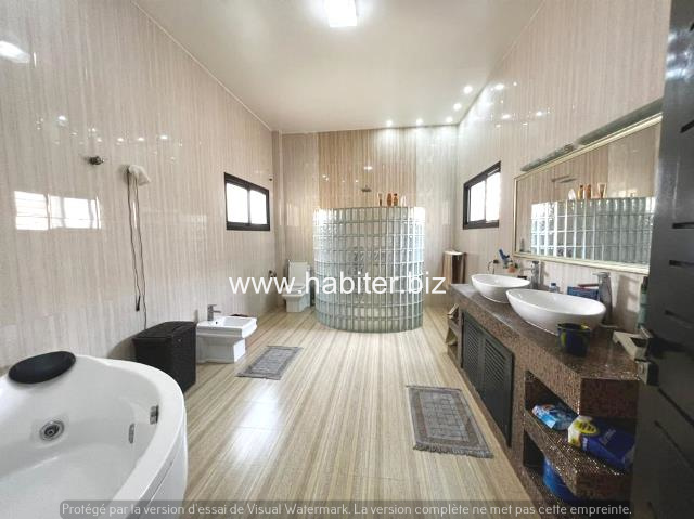 Immeuble R+2 à vendre à Mbao face sipres