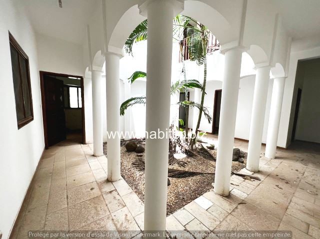 Villa de 500m2 à rénover ou à démolir à vendre Ngor Virage.