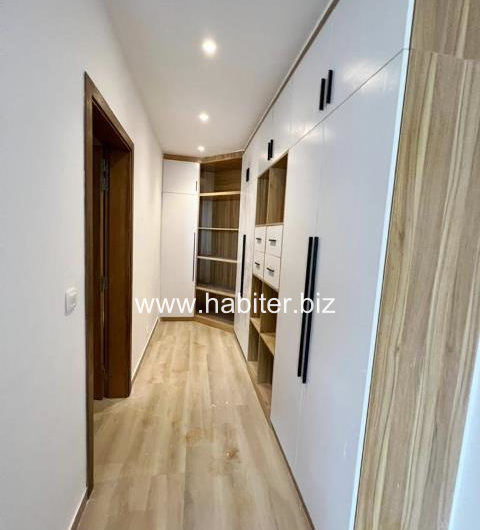 Spacieux appartement de 300m2 à louer à Fann Mermoz