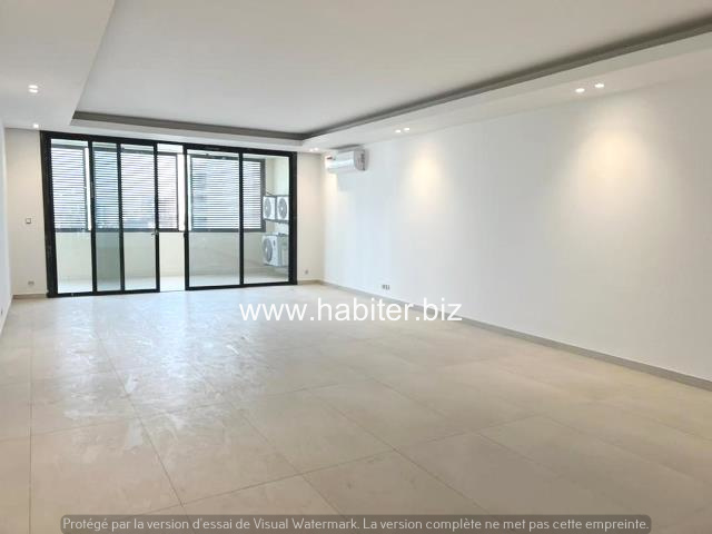 Spacieux appartement de 300m2 à louer à Fann Mermoz