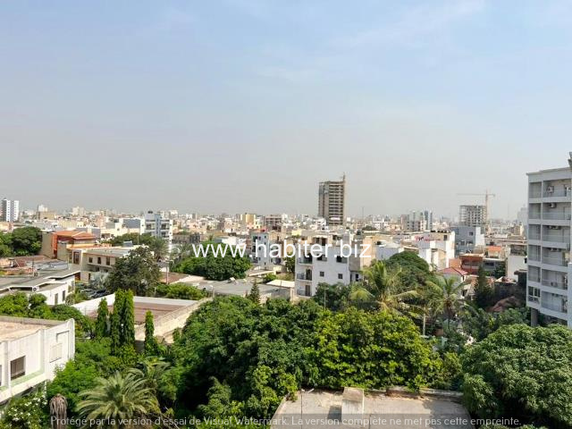 Spacieux appartement de 300m2 à louer à Fann Mermoz