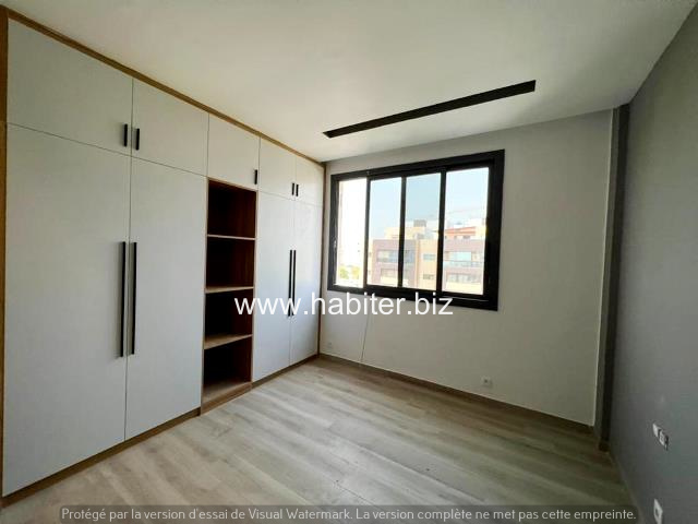 Spacieux appartement de 300m2 à louer à Fann Mermoz