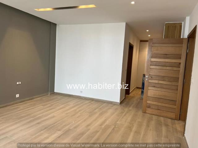 Spacieux appartement de 300m2 à louer à Fann Mermoz