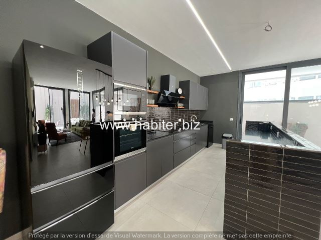 Bel appartement de 223m2 à vendre au plateau en bordure de mer