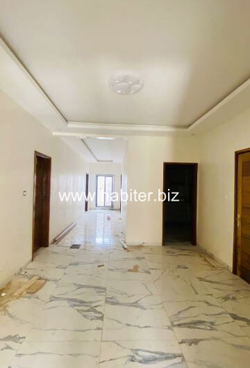 Immeuble R+7 à louer à Mermoz