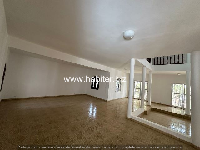 Villa R+1 à louer aux Almadies