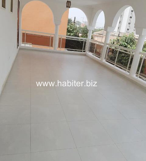 Villa R+1 de 525 m2 à louer au Point-E