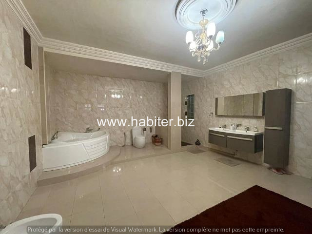 Villa R+1 de 420m2 à louer aux Almadies