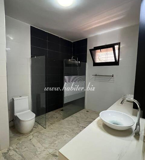 Belle villa R+2 de 200m2 à vendre aux Mamelles