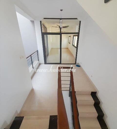 Villa R+2 à louer à Yoff Onomo