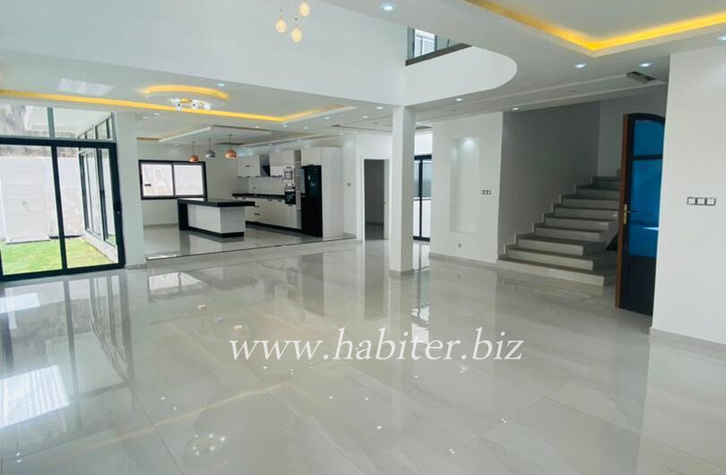 Luxueuse Villa R+2 à louer à Hann Marinas Cité Isra 1