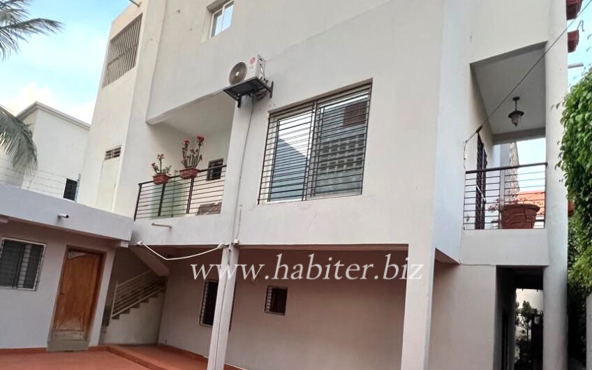Villa R+2 située à louer à Mermoz Pyrotechnie