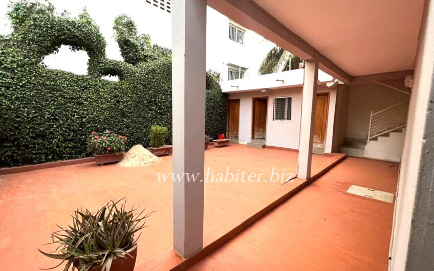 Villa R+2 située à louer à Mermoz Pyrotechnie