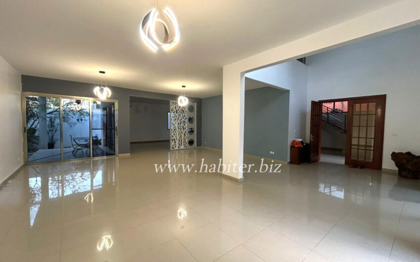 Villa R+2 à louer à Sotrac Mermoz