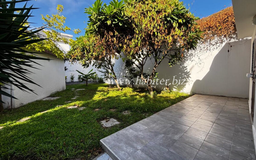 Villa R+1 à louer aux Almadies