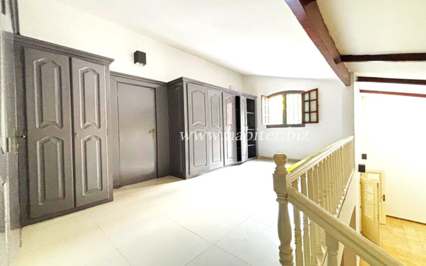 Villa R+1 à louer aux Almadies