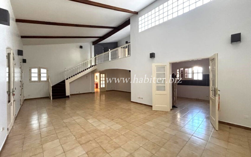 Villa R+1 à louer aux Almadies