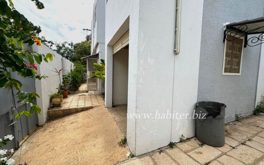 Villa R+1 à louer à Fenêtre Mermoz