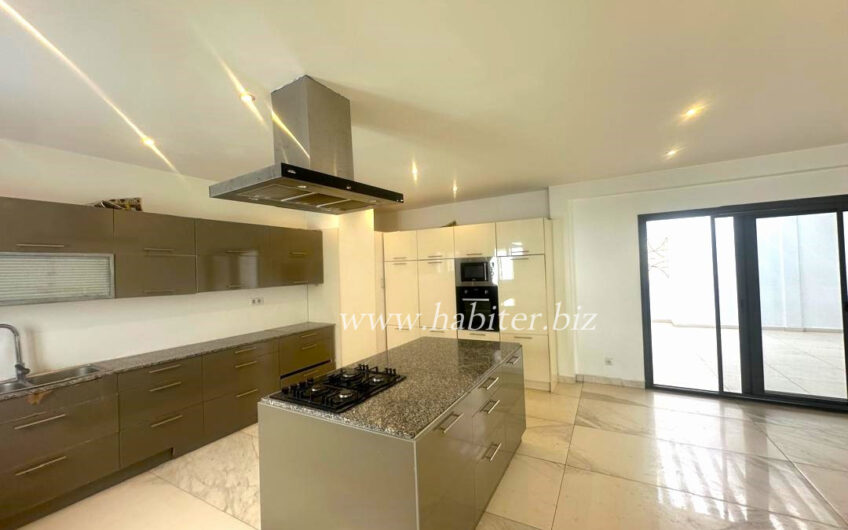 Penthouse en duplex à louer au Point E