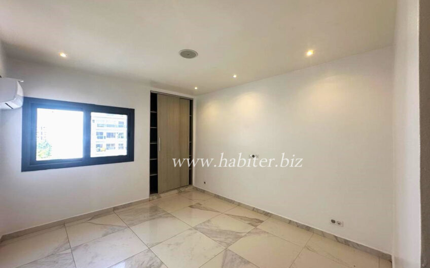 Penthouse en duplex à louer au Point E