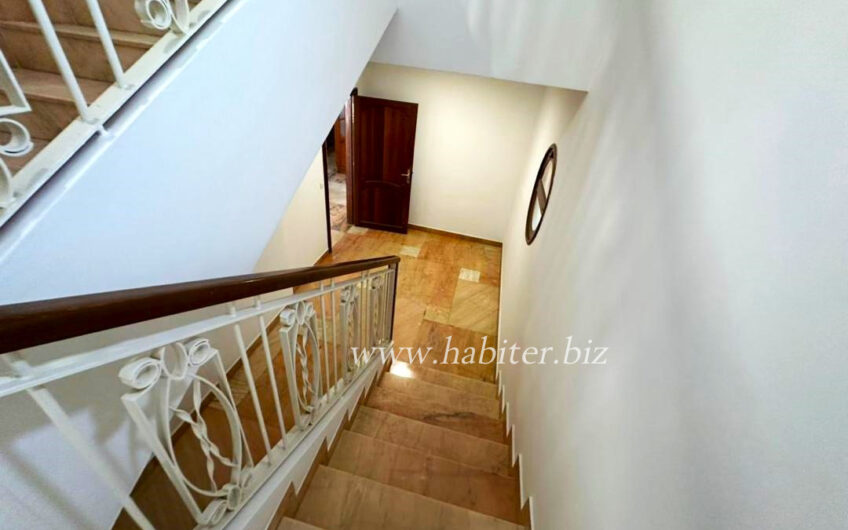 Villa R+1 à louer à Fann Mermoz