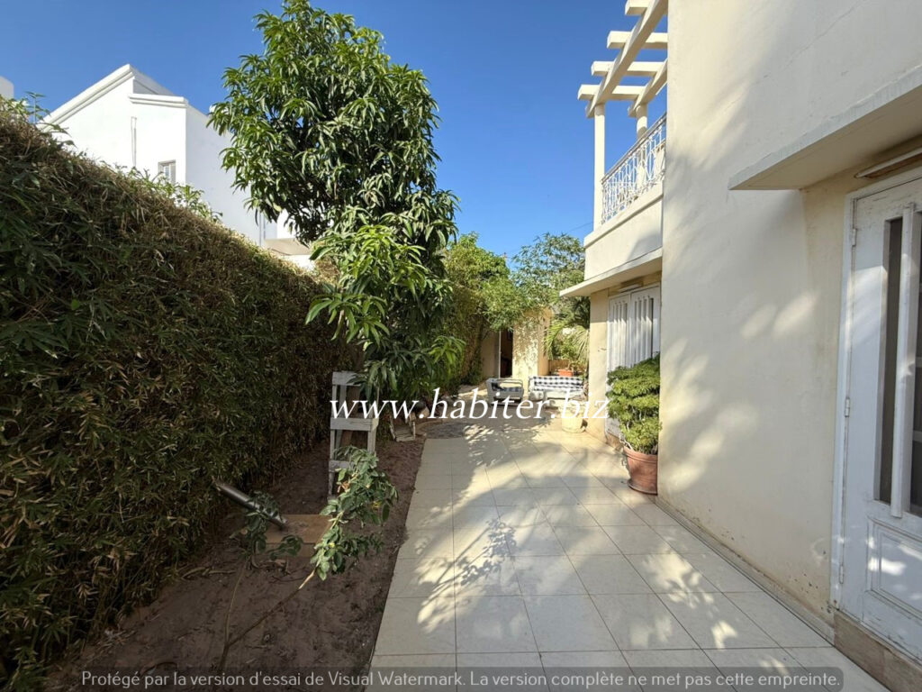 Villa R+1 à vendre à Sipres 1