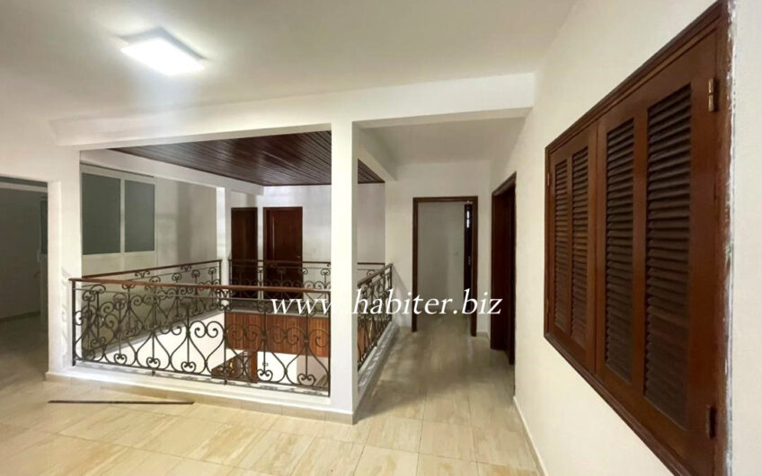 Villa R+2 à louer à Mermoz
