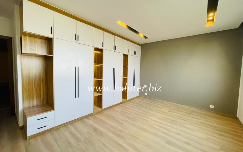 Appartement de 243m2 à vendre à Fann Mermoz