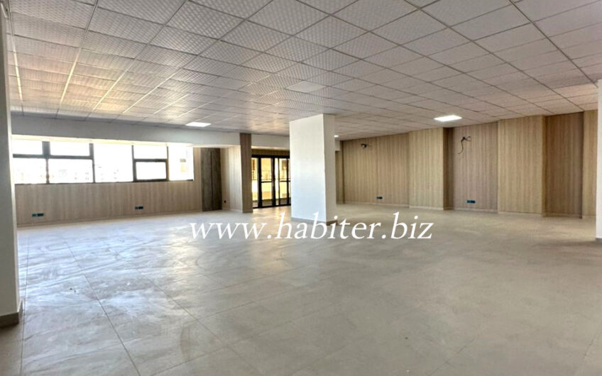Plateaux de bureaux à louer au Point E