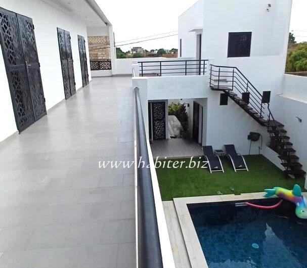 Villa R+1 meublée à louer à Saly