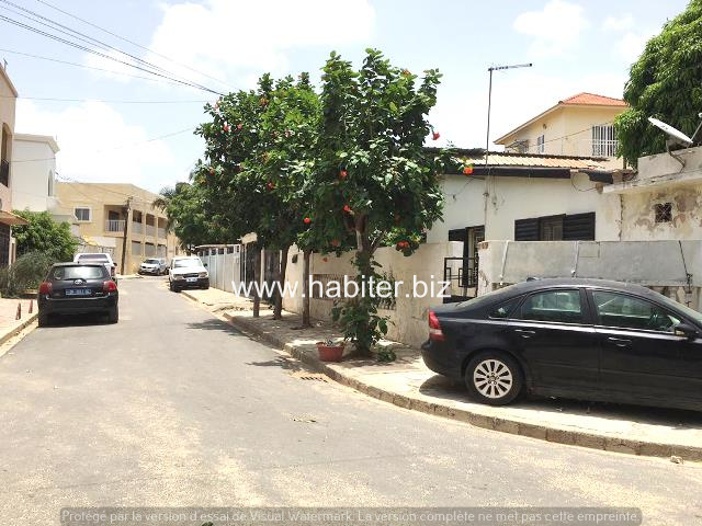 Villa d’angle à démolir à vendre à la Sicap liberté 3