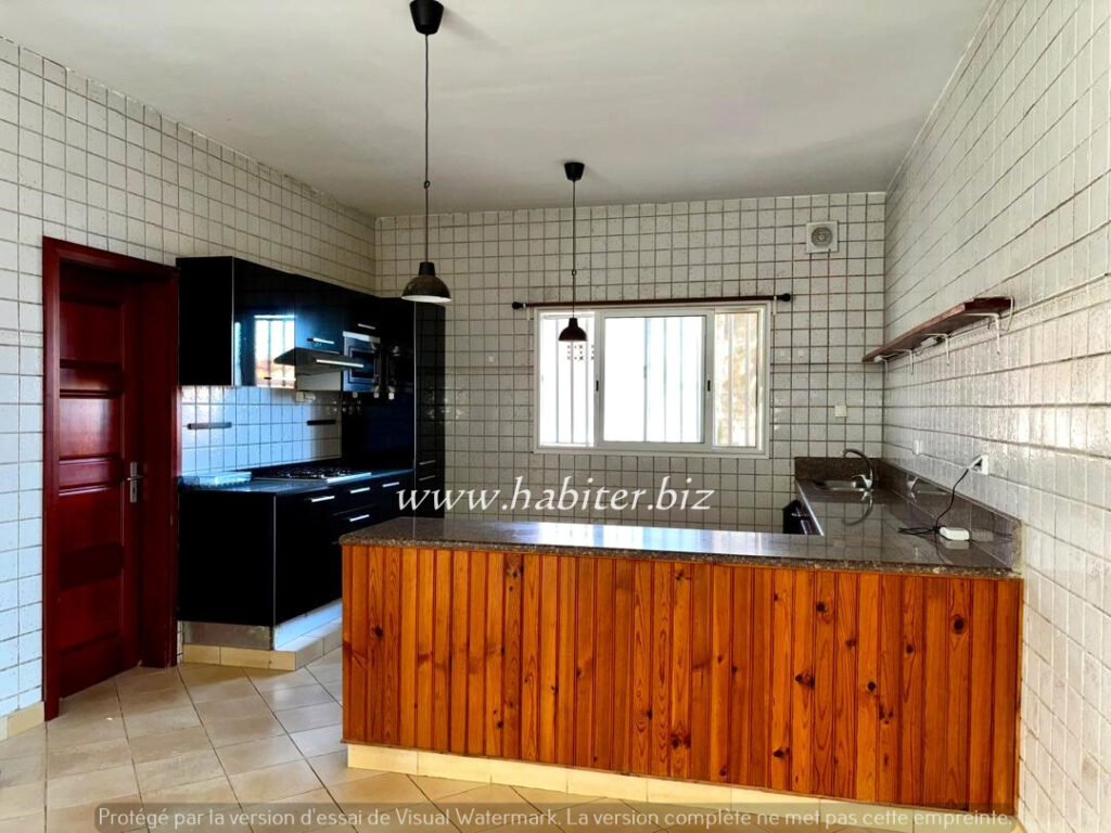 Belle villa R+1 à louer à Yoff Océan Pied dans l’eau